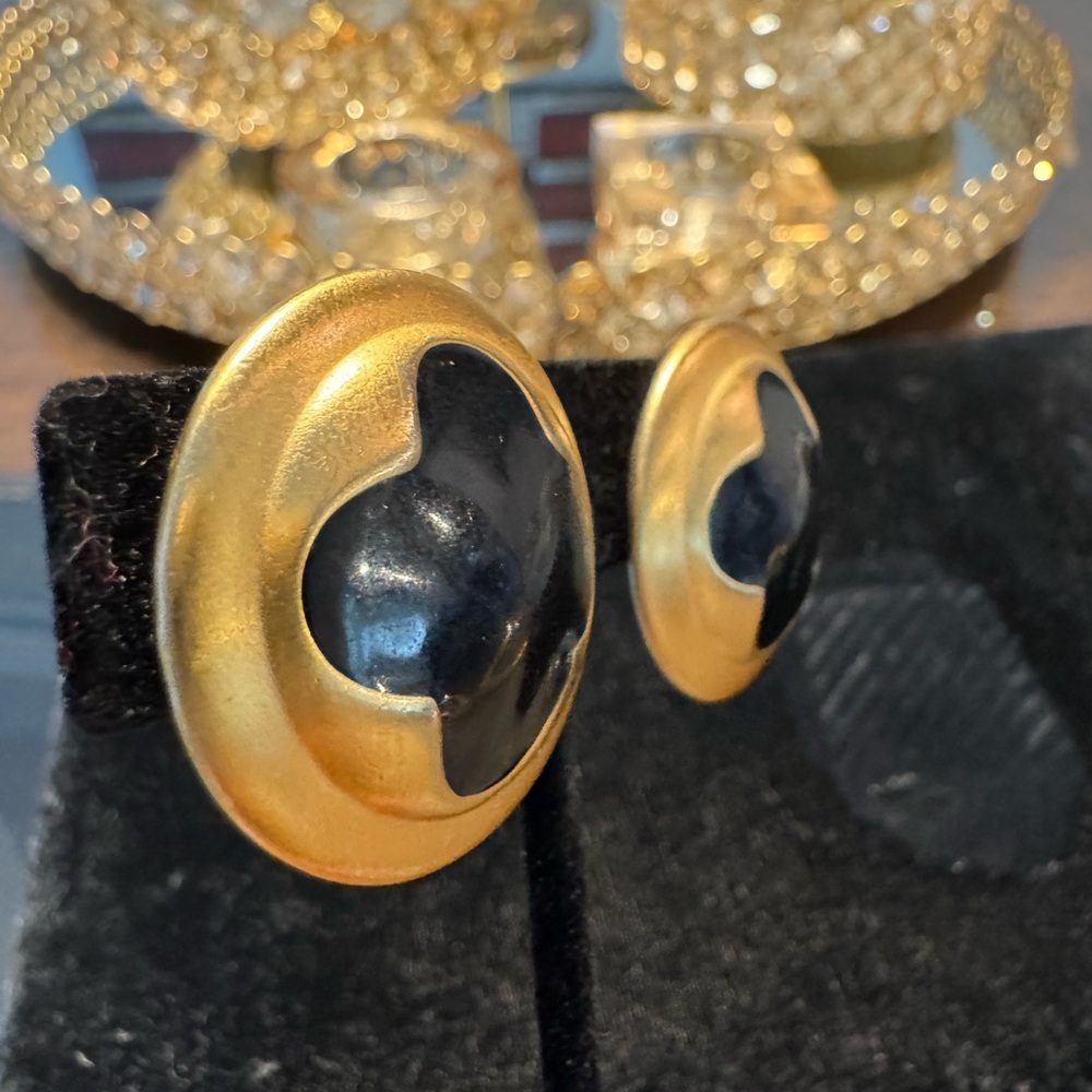 Vintage unsigned Elegant Gold and Black clip on Earrings - Picture 3 of 5